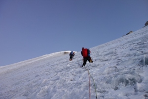 氷化した斜面を登るアタック隊